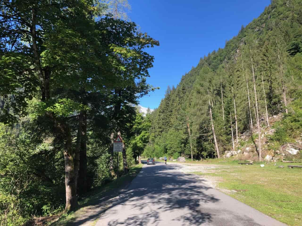 strada che porta al rifugio Bedole