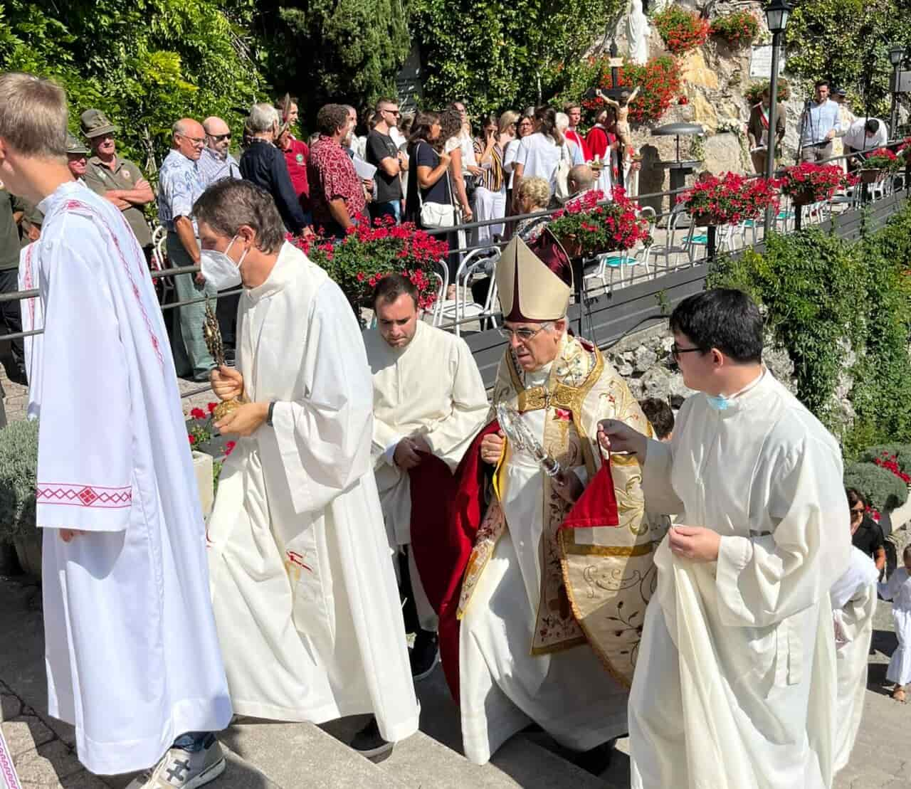 processione col vescovo Tisi