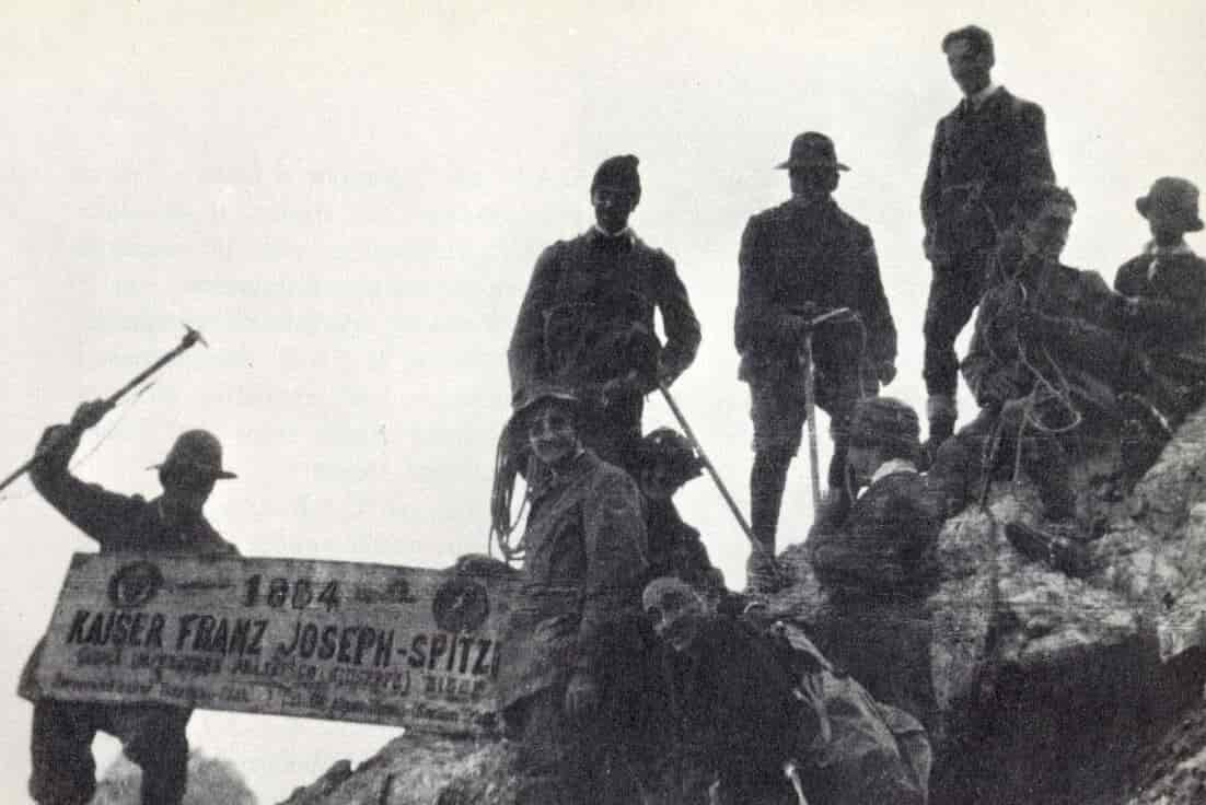 4-1920-alpinisti-della-SAT-tolgono-da-Cima-Brenta-la-toponomastica-austriaca