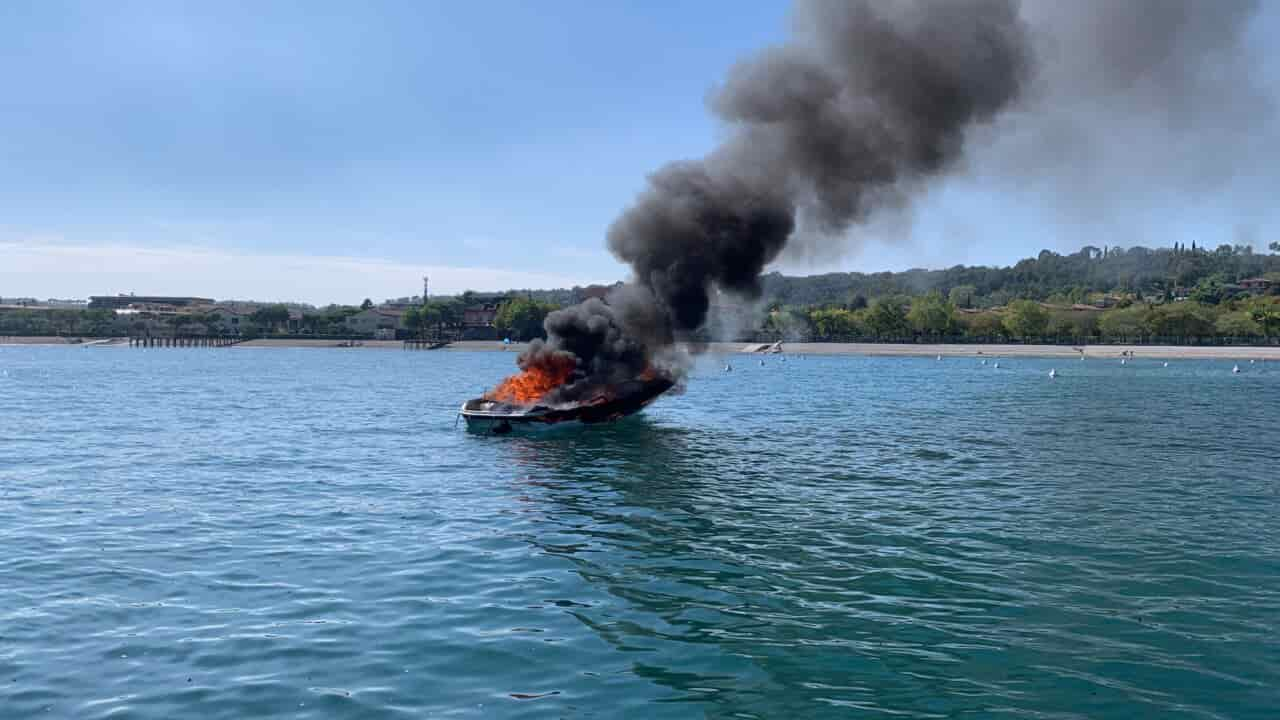 MOTOSCAFO IN FIAMME GARDA 2