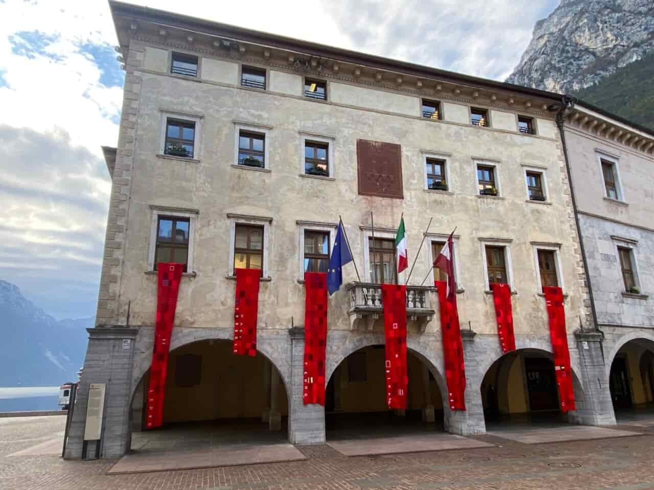 COPERTE ROSSE VIOLENZA DONNE MUNICIPIO RIVA co-01