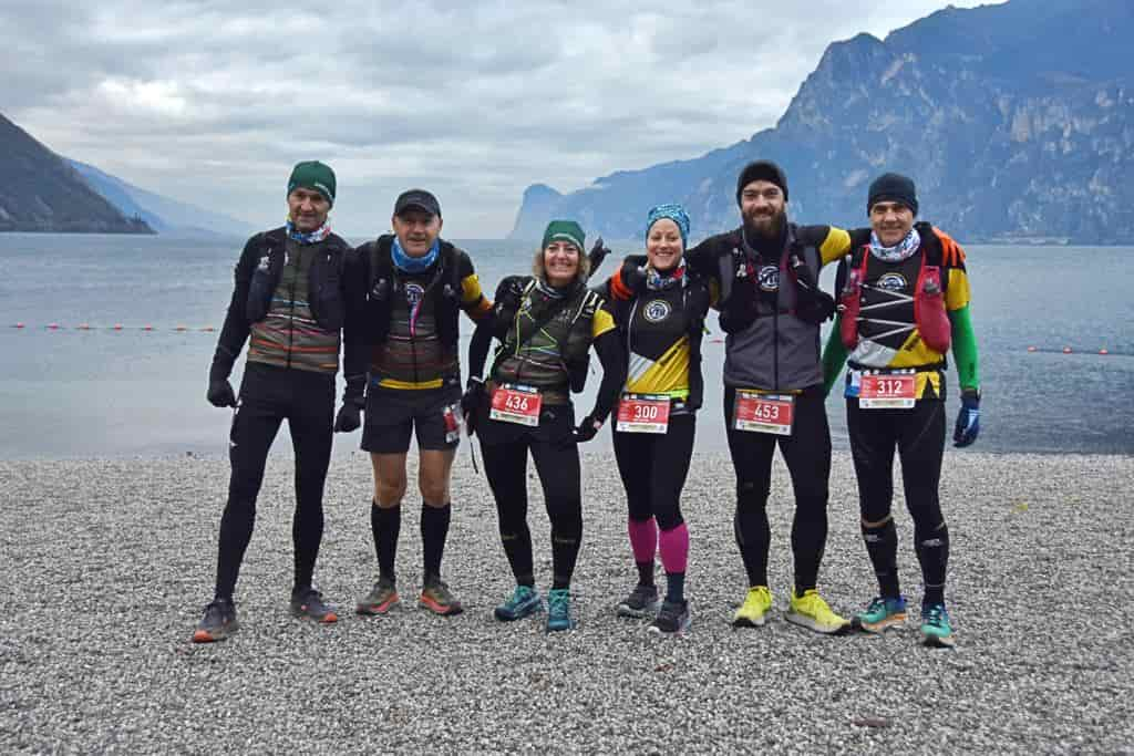 Un gruppo di atleti sul lingo lago