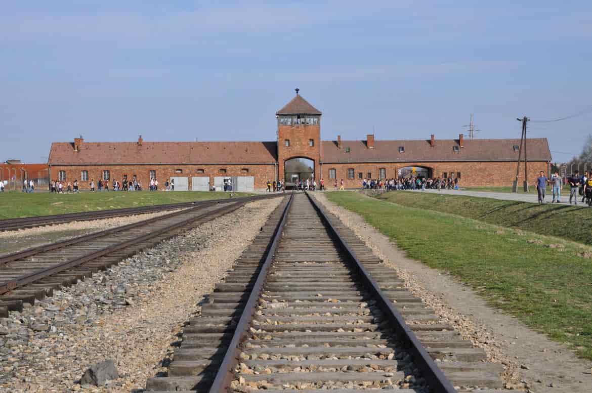 Il-campo-di-concentramento-di-Auschwitz_imagefullwide.jpg