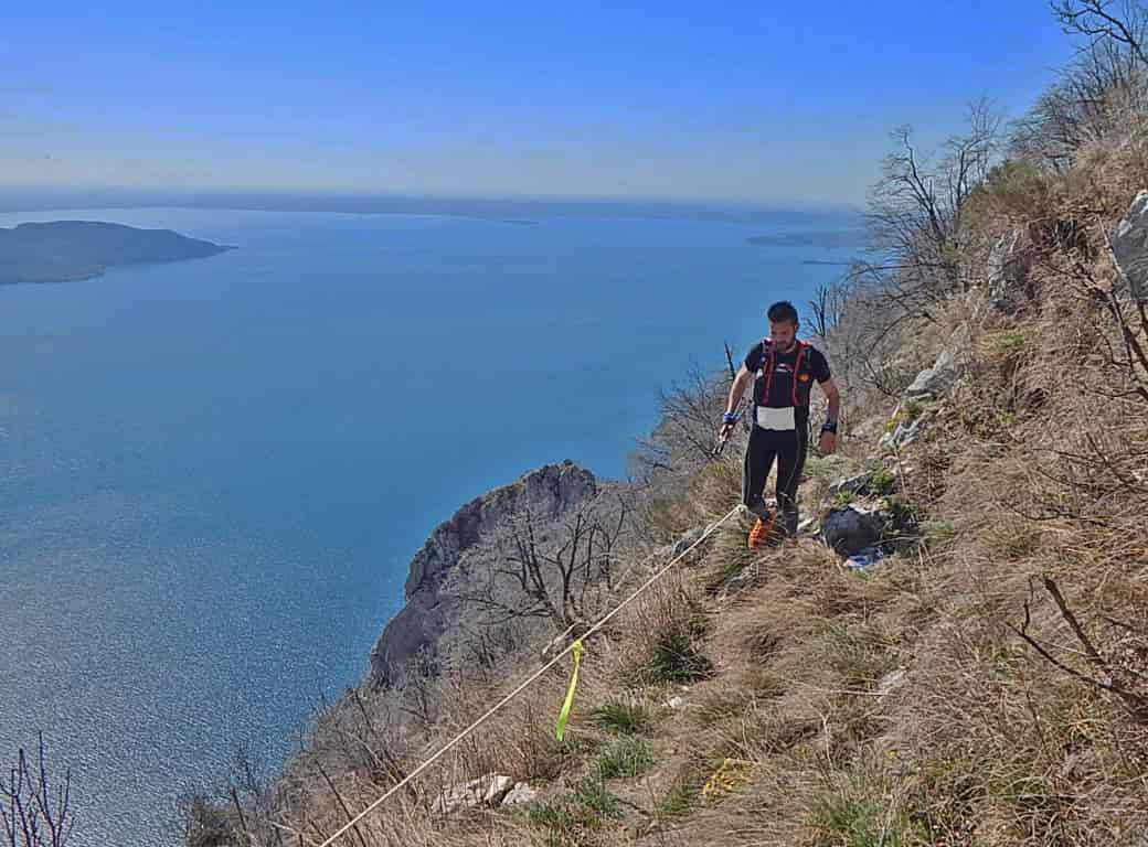 Runner in un punto panoramico sul lago