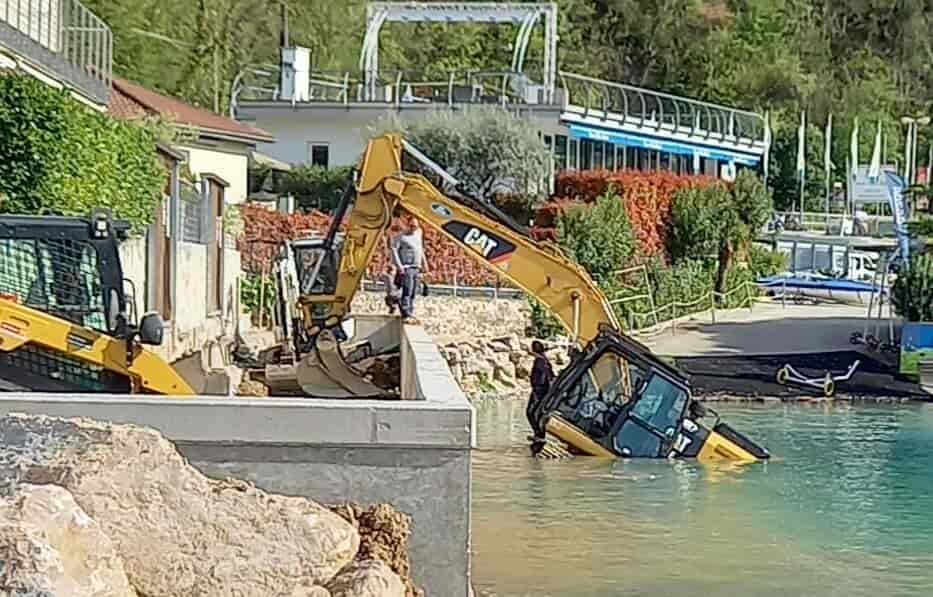 escavatore nel garda torbole (1)