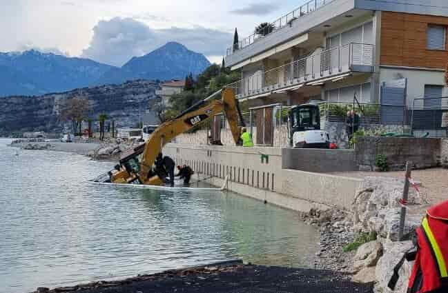 escavatore nel garda torbole (2)