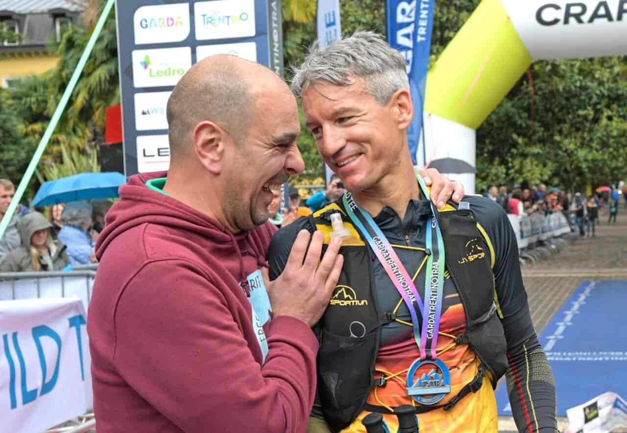 Il vincitore della Garda trentino Trail EXTRA Petter Stropmann con il presidente Matteo Paternostro