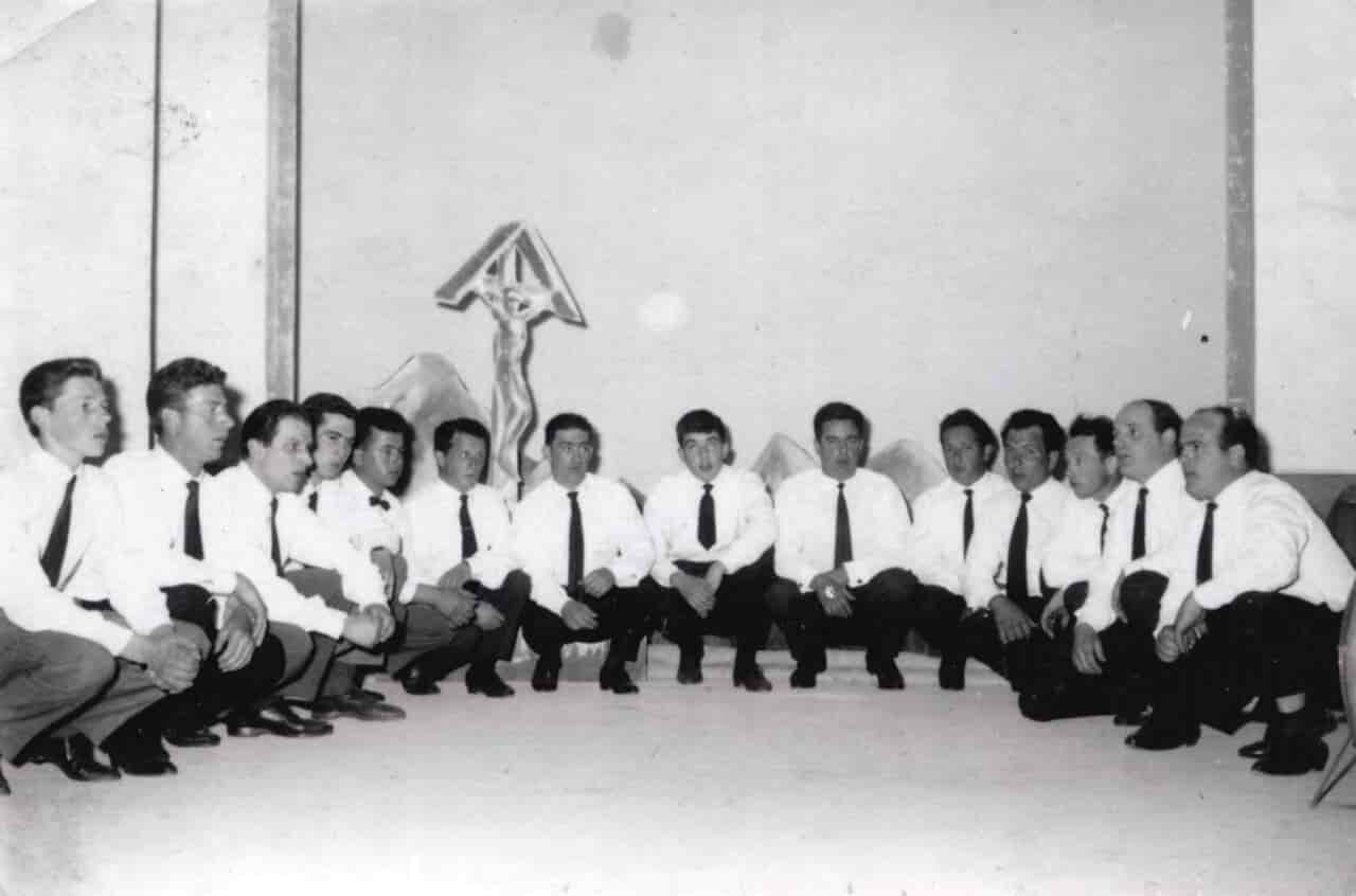 La-foto-storica-del-coro-Lagolo-nel-1963-1280x846.jpg
