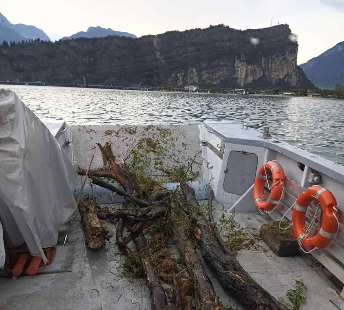 BATTELLO NAVIGARDA IMPIGLIATO RETI VIGILI FUOCO GARDA PIENA 4