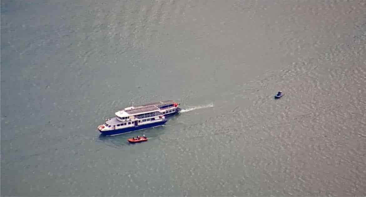 BATTELLO NAVIGARDA IMPIGLIATO RETI VIGILI FUOCO GARDA PIENA