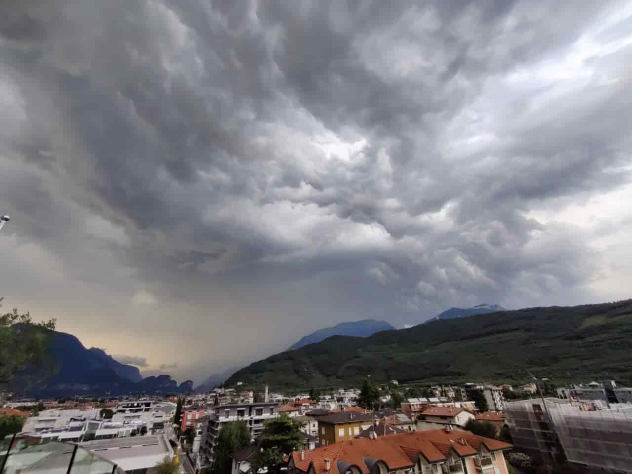 METEO PIOGGIA TEMPORALE ALTO GARDA ARCO RIVA 19 7 2023 (2)