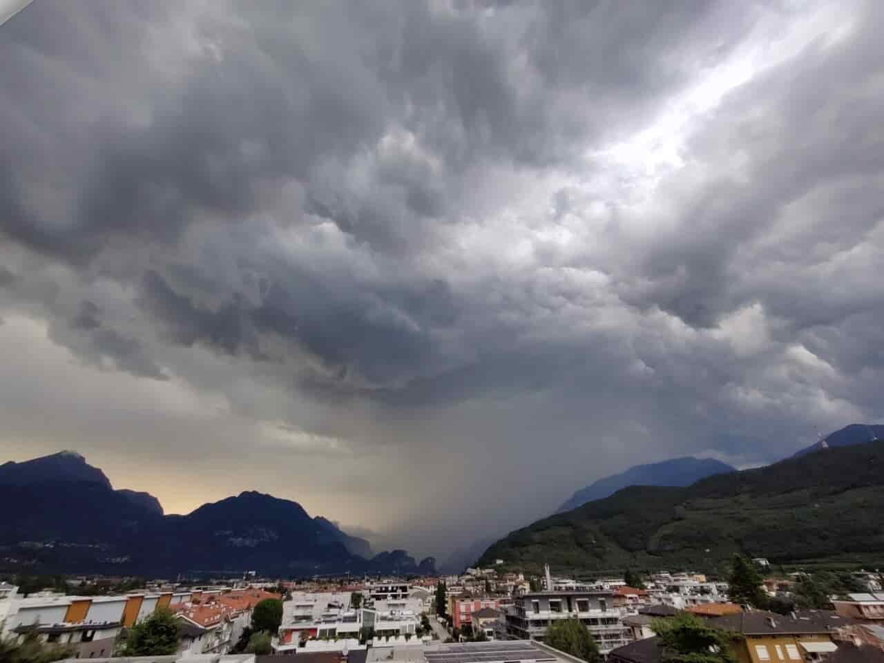 METEO PIOGGIA TEMPORALE ALTO GARDA ARCO RIVA 19 7 2023 (3)