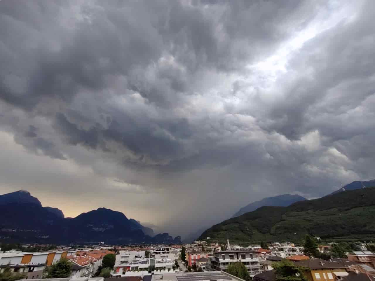 METEO PIOGGIA TEMPORALE ALTO GARDA ARCO RIVA 19 7 2023 (4)