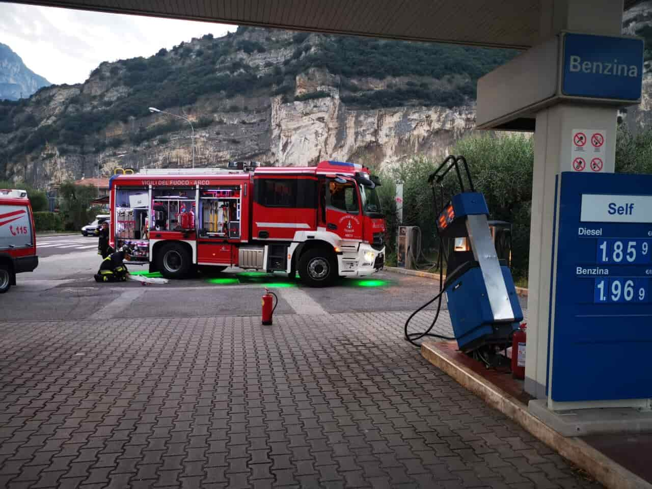 POMPA BENZINA DIVELTA TORBOLE VIGILI FUOCO (1)