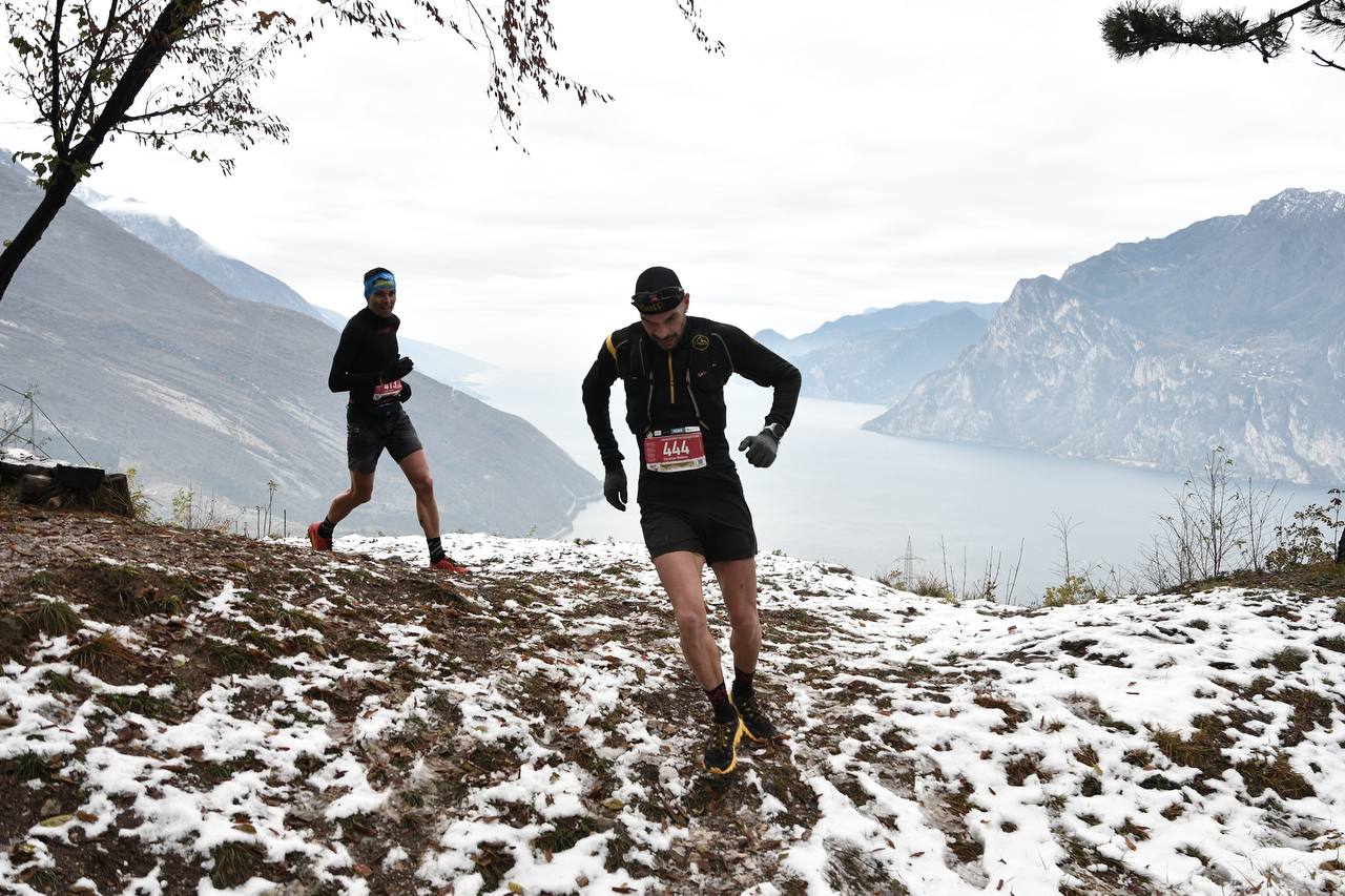 Christian Modena e Enrico Cozzini sul tracciato Garda trentino Xmas Trail 2022