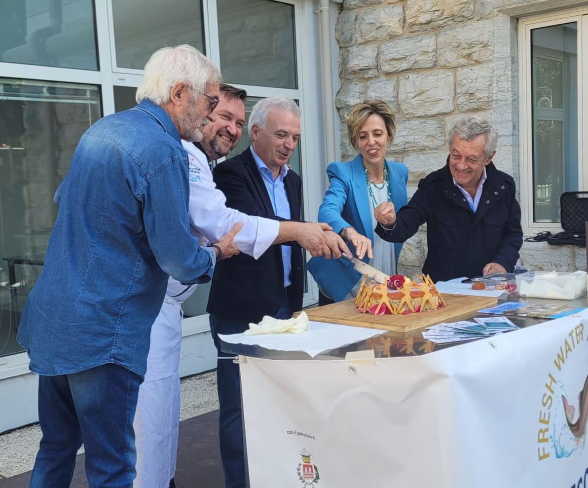 Taglio del Torrone del Garda con sindaco e vicesindaco