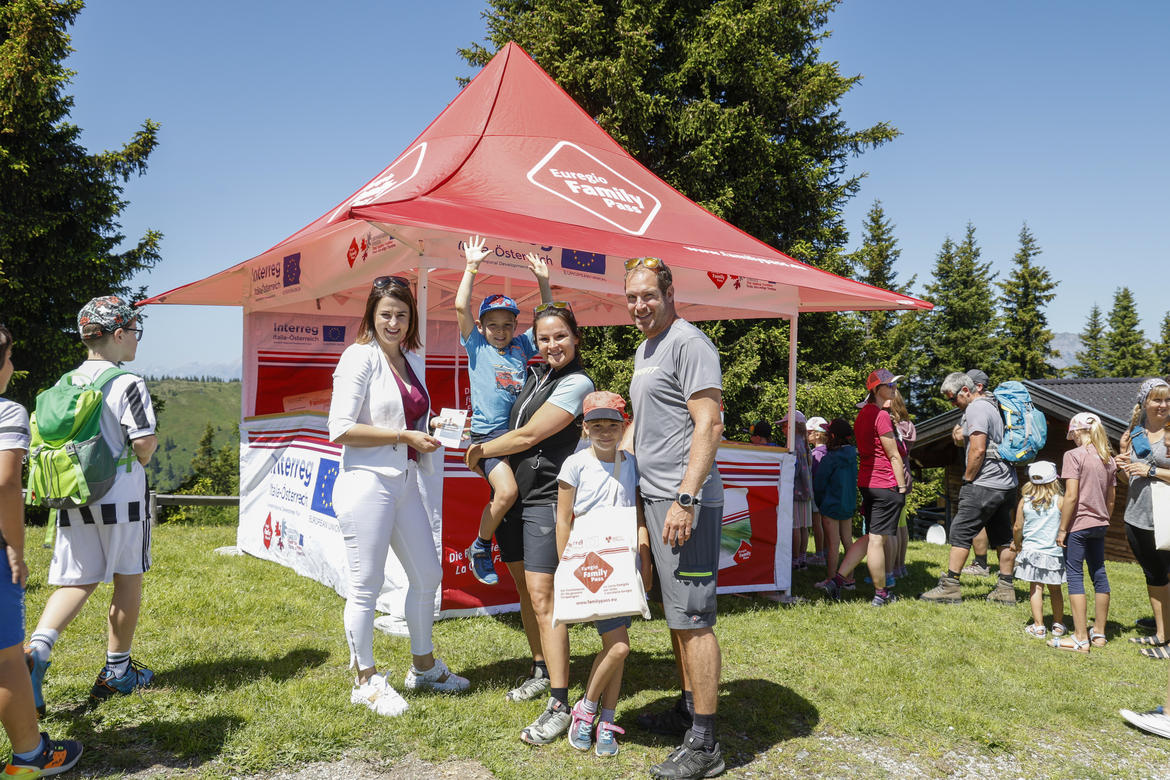 Una-famiglia-ad-uno-stand-Euregio_imagefullwide