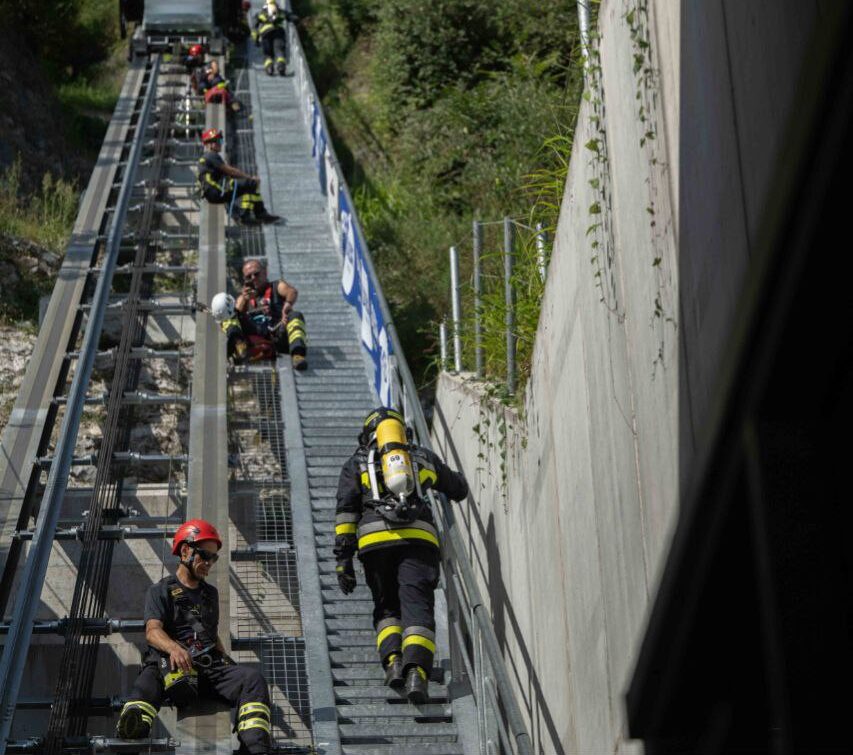 VIGILI DEL FUOCO Garda Lift On Fire (12)