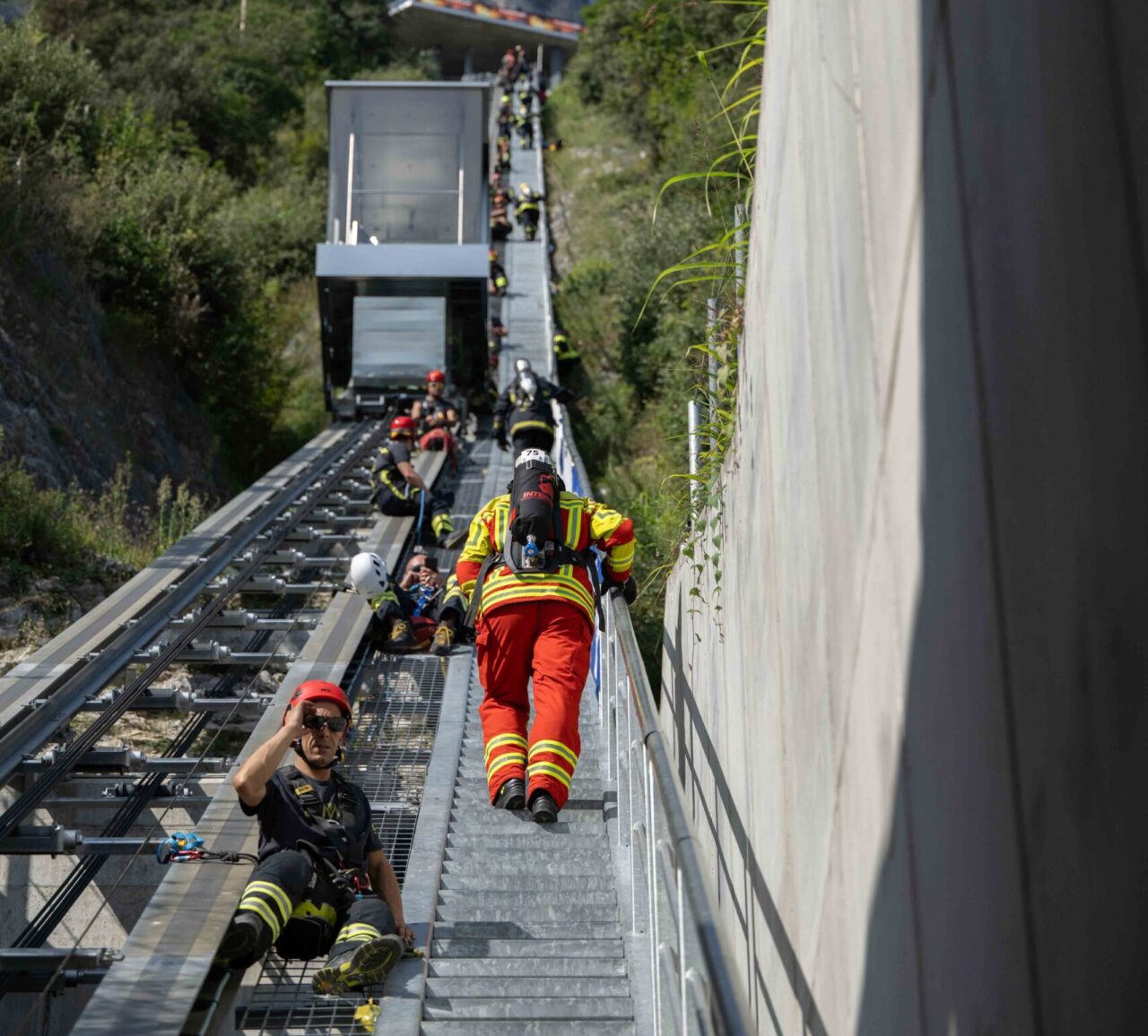 VIGILI DEL FUOCO Garda Lift On Fire (13)