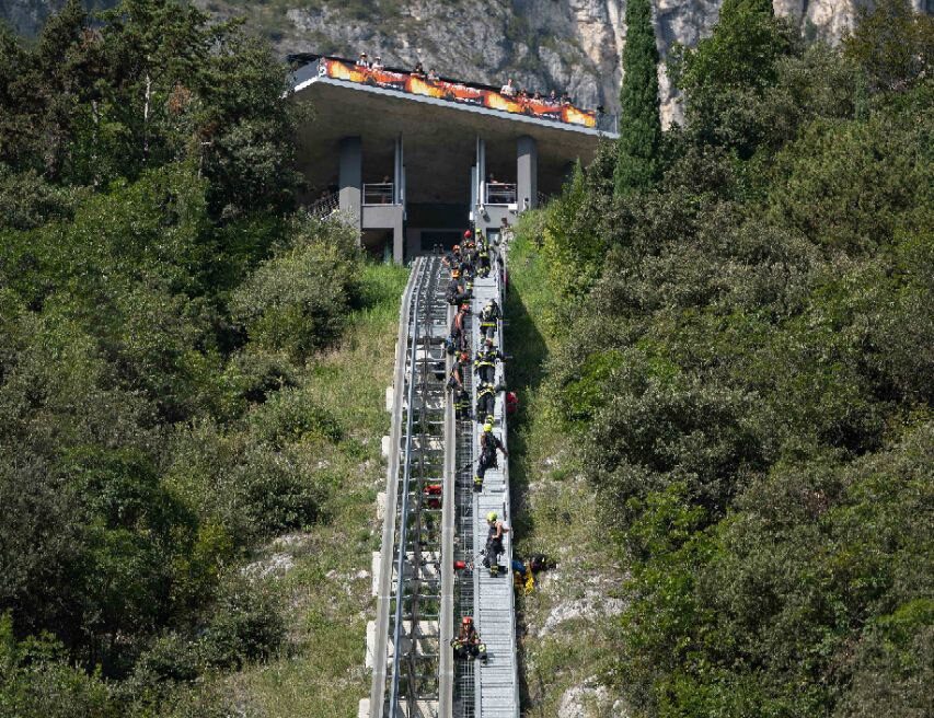 VIGILI DEL FUOCO Garda Lift On Fire (6)