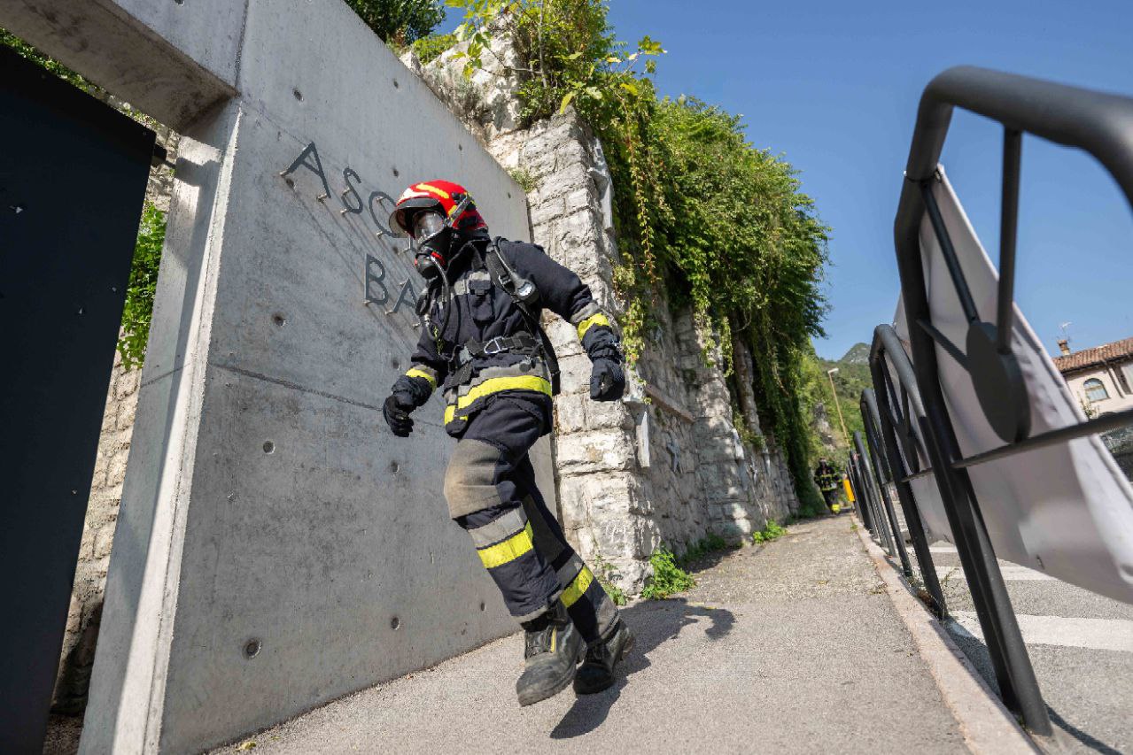 VIGILI DEL FUOCO Garda Lift On Fire (9)