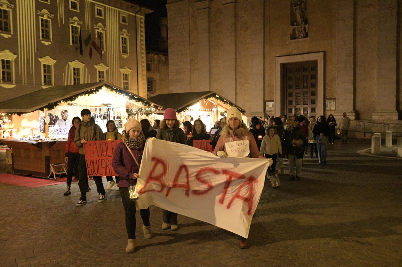 _DSC1082 FIACCOLATA CONTRO LA VIOLENZA ALLE DONNE ARCO (10)