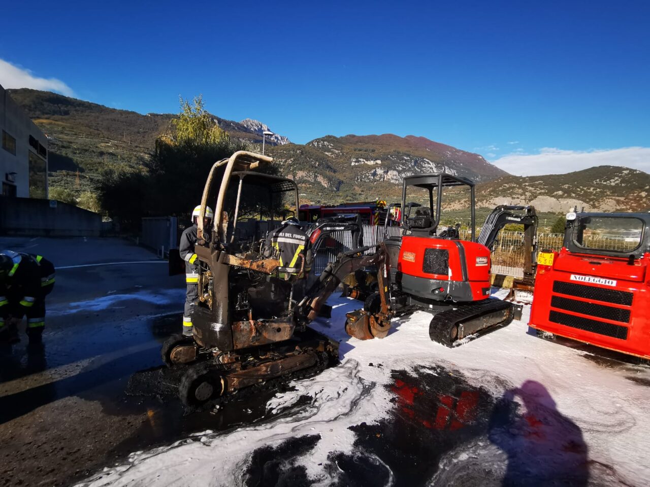 incendio escavatore italnolo arco (1)