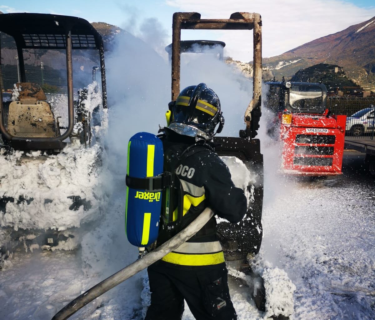 incendio escavatore italnolo arco (2)