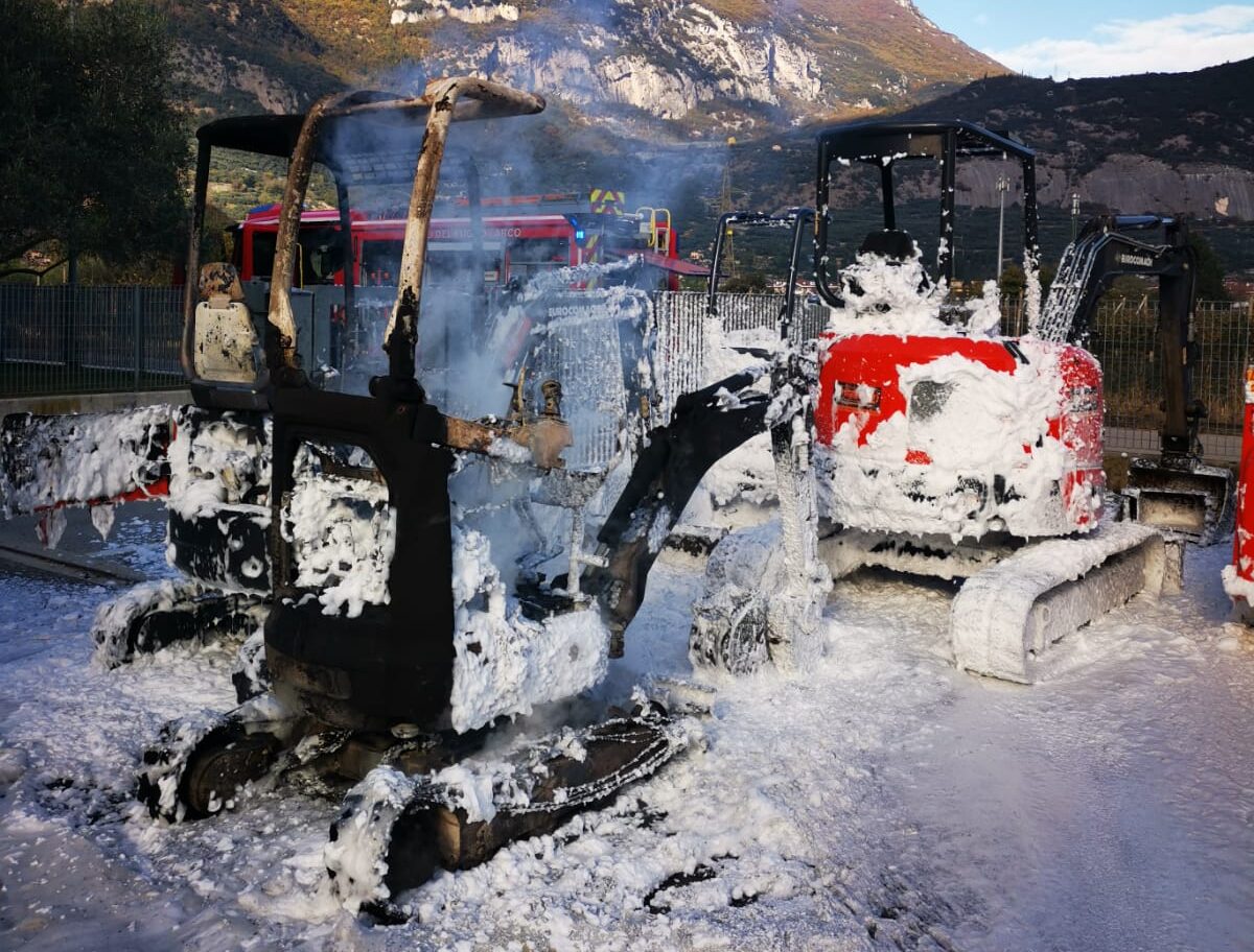 incendio escavatore italnolo arco (3)