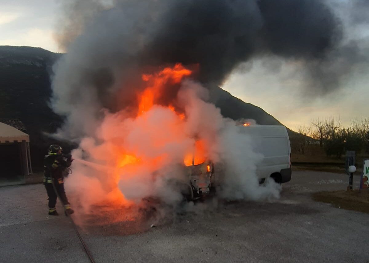 furgone in fiamme a dro vigili del fuoco (2)