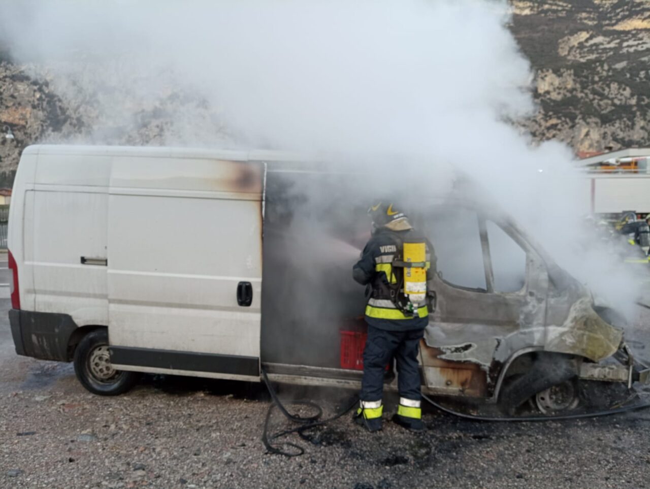 furgone in fiamme a dro vigili del fuoco (4)