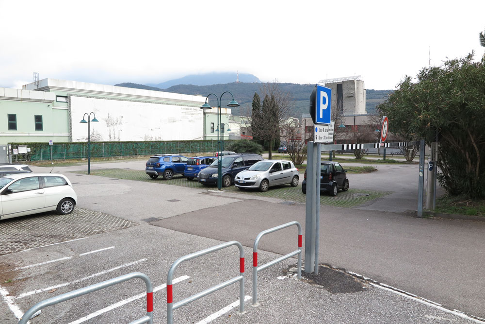 IMG_0798 PARCHEGGIO CARTIERE RIVA VIALE ROVERETO (2)