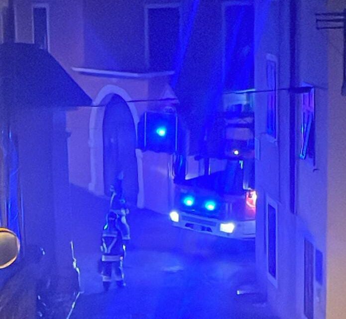 INCENDIO CANNA FUMARIA VIGILI FUOCO VARIGNANO ARCO (2)