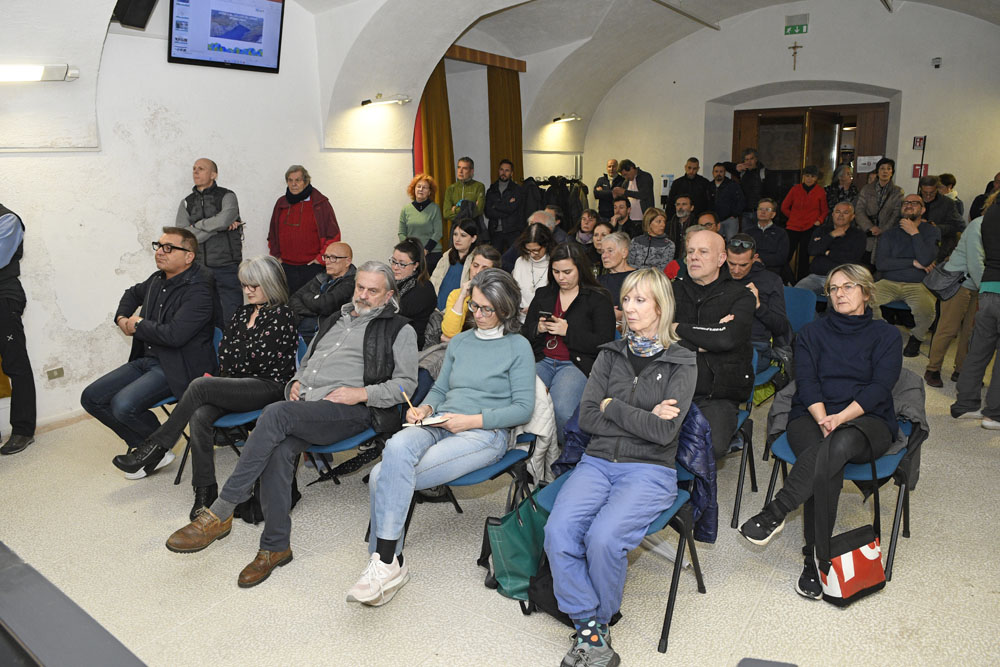 _DSC5807 consiglio comunale su ciclovia riva con fugatti e dirigenti PAT (3)