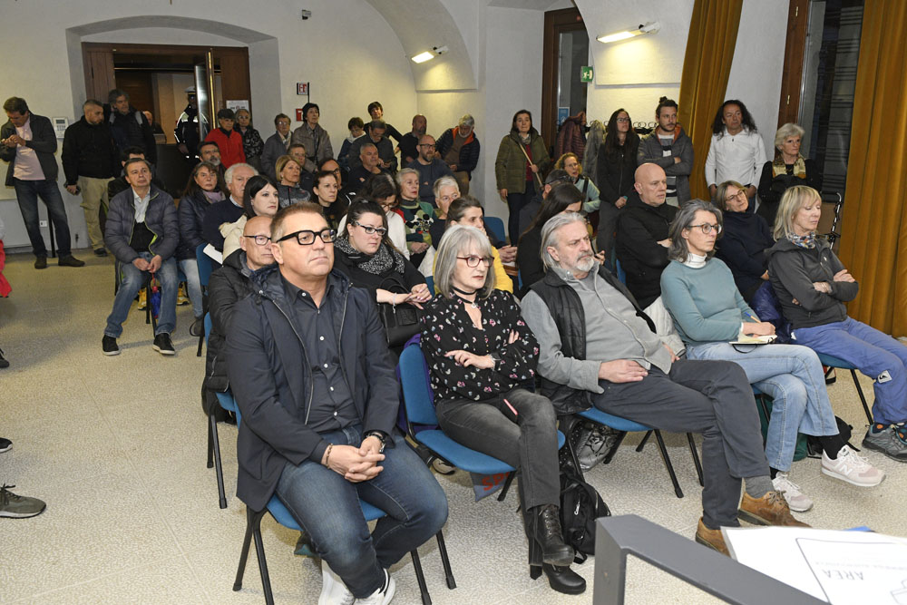 _DSC5807 consiglio comunale su ciclovia riva con fugatti e dirigenti PAT (5)