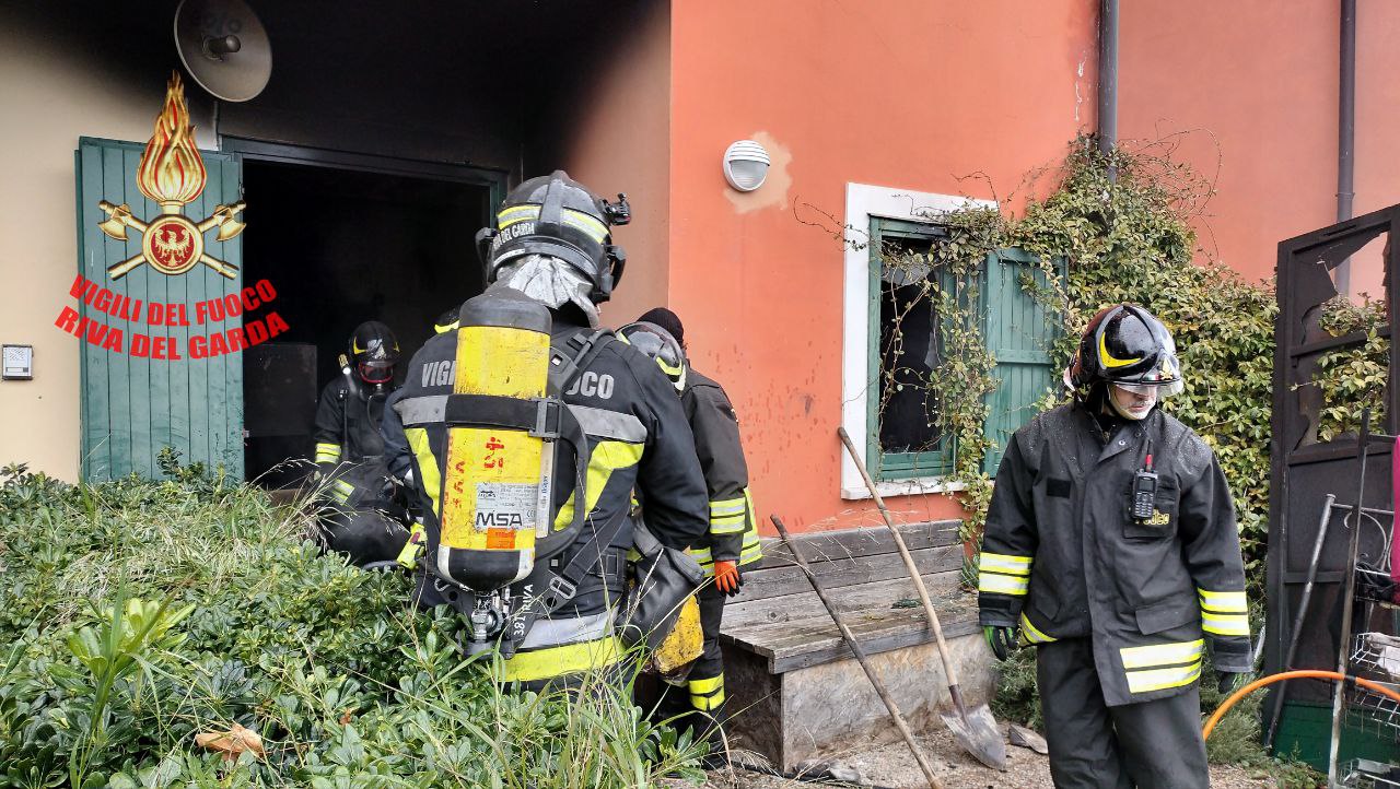 INCENDIO CAMPIONE DEL GARDA VIGILI DEL FUOCO (2)