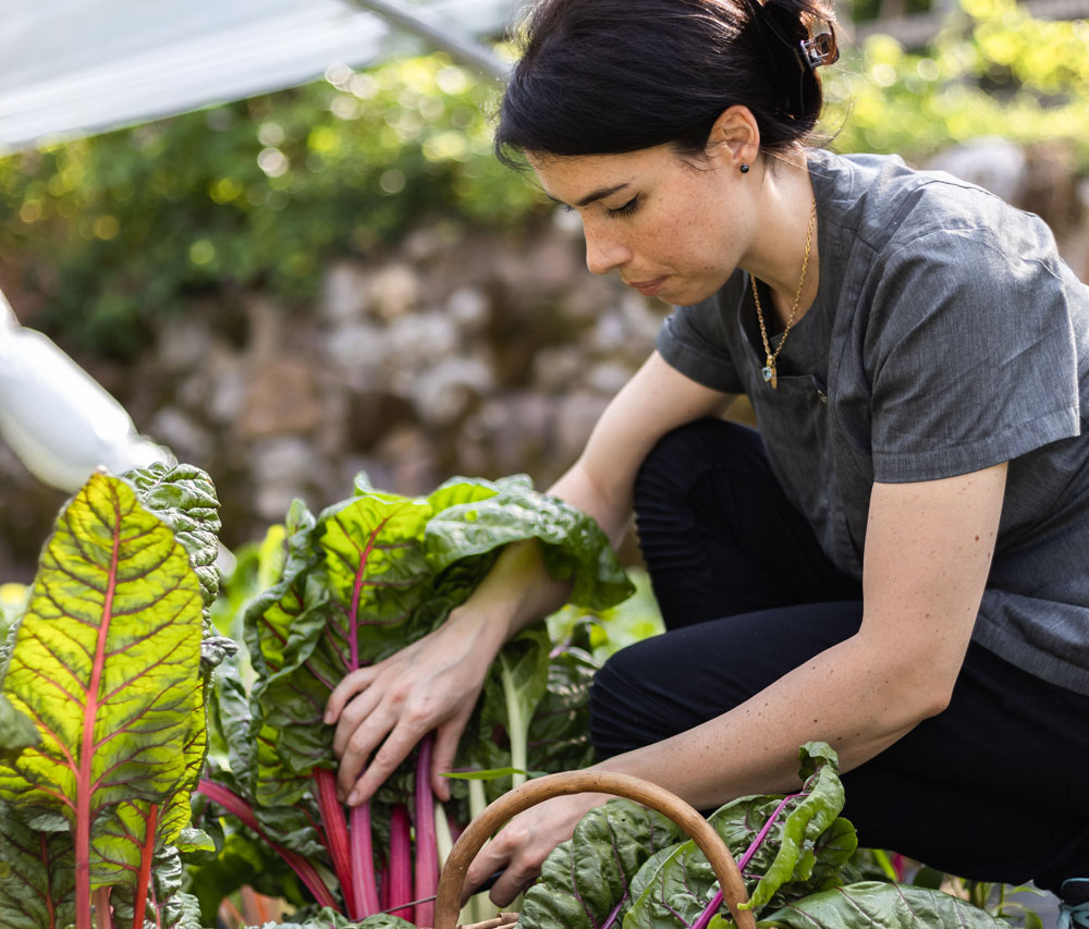 LA CASINA - CHEF GIADA MIORI - DRENA - GIADA RACCOGLIE LE VERDURE NELL_ORTO