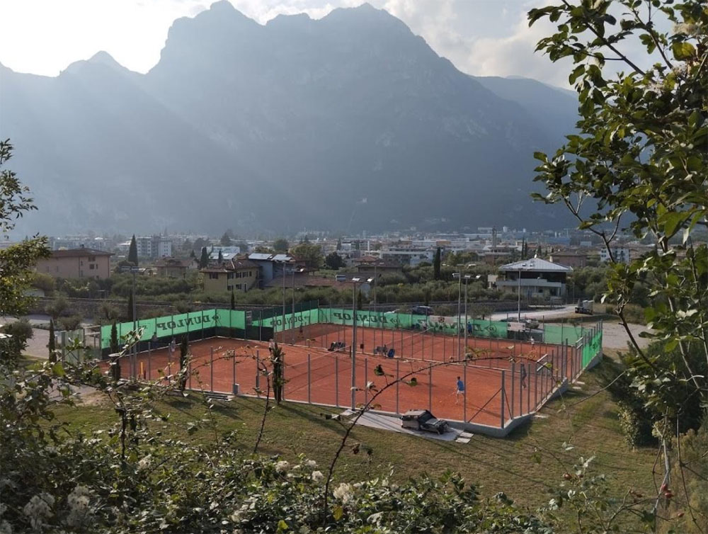 TENNIS RIVA PROTESTA GENITORI 2