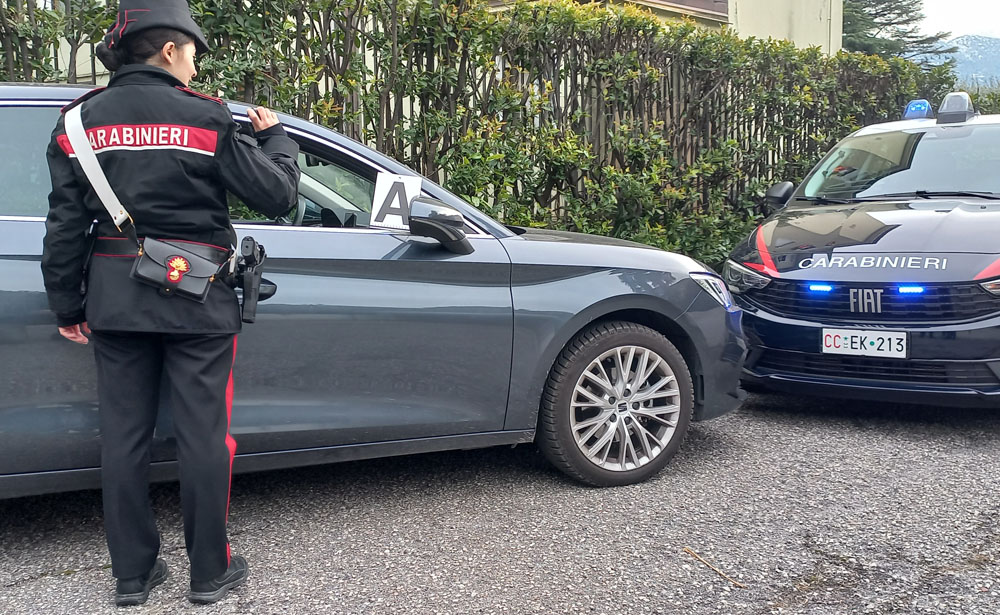 carabinieri furto su auto 2024 w