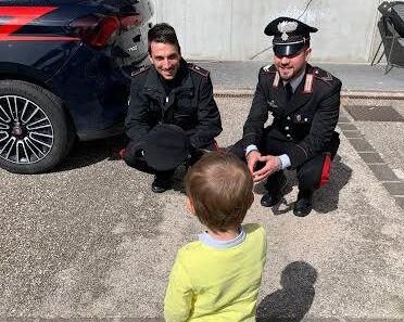 BAMBINI E ANZIANI INCONTRANO CARABINIERI ARCO (1)