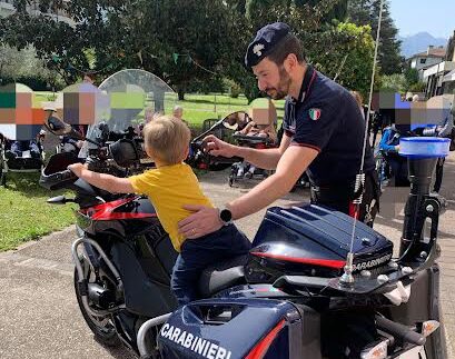 BAMBINI E ANZIANI INCONTRANO CARABINIERI ARCO (4)