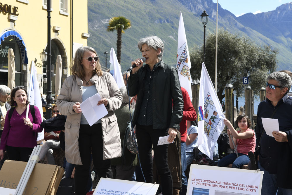 _DSC6905 AMBIENTALISTI PROTESTA CICLOVIA DEL GARDA A RIVA (11)