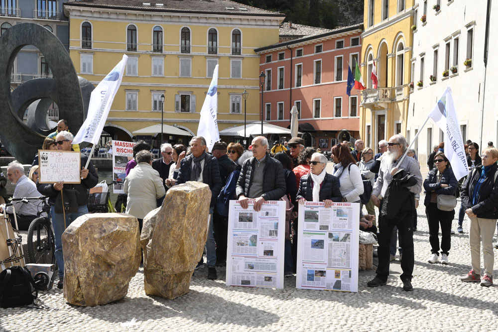 _DSC6905 AMBIENTALISTI PROTESTA CICLOVIA DEL GARDA A RIVA (12)