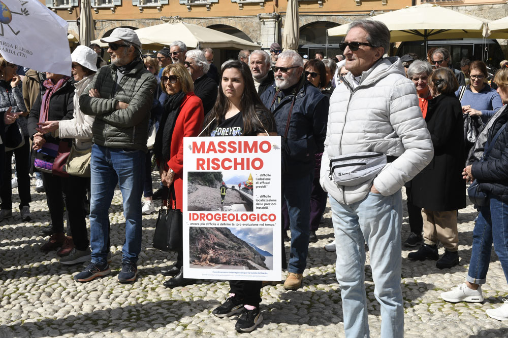 _DSC6905 AMBIENTALISTI PROTESTA CICLOVIA DEL GARDA A RIVA (13)