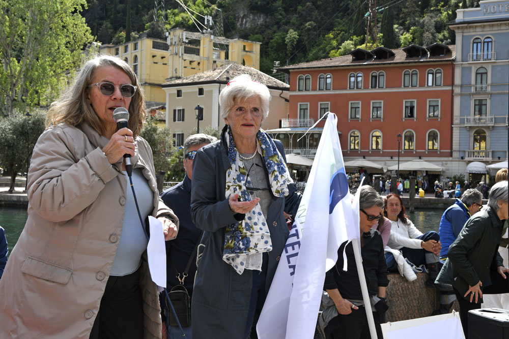 _DSC6905 AMBIENTALISTI PROTESTA CICLOVIA DEL GARDA A RIVA (15)