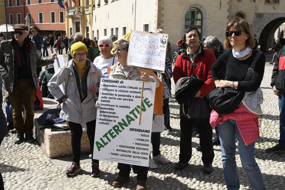 _DSC6905 AMBIENTALISTI PROTESTA CICLOVIA DEL GARDA A RIVA (2)