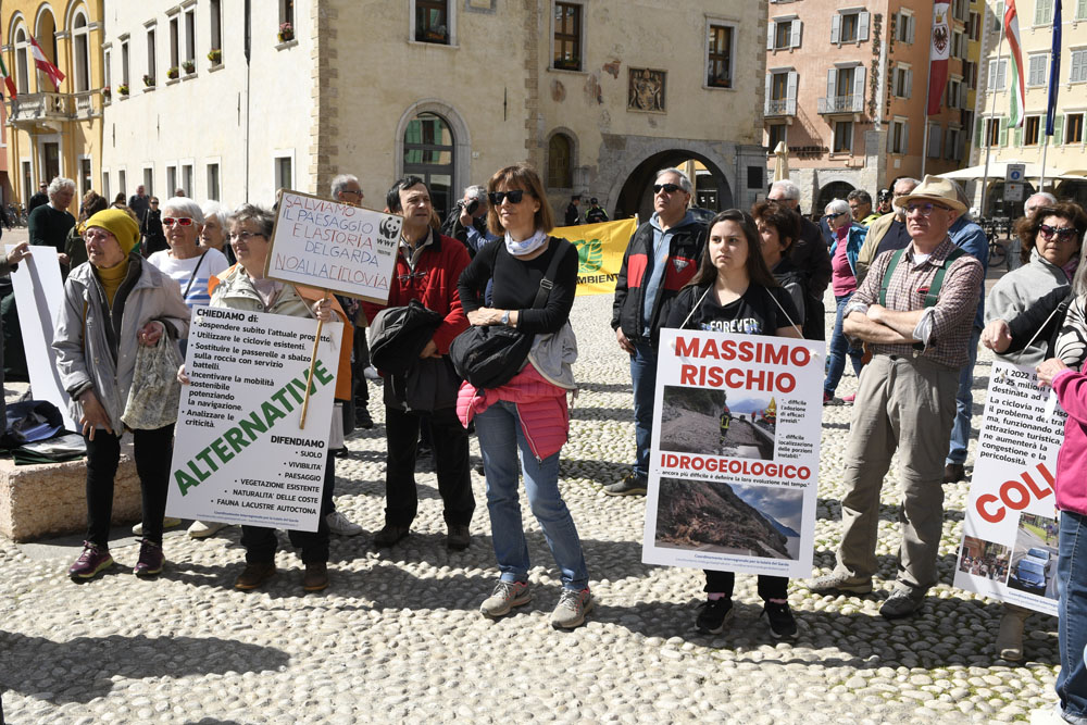 _DSC6905 AMBIENTALISTI PROTESTA CICLOVIA DEL GARDA A RIVA (3)