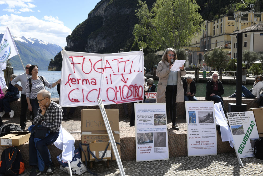 _DSC6905 AMBIENTALISTI PROTESTA CICLOVIA DEL GARDA A RIVA (4)