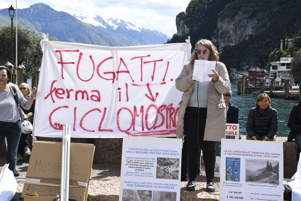 _DSC6905 AMBIENTALISTI PROTESTA CICLOVIA DEL GARDA A RIVA (5)