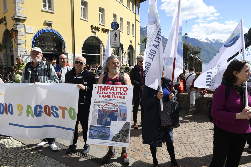 _DSC6905 AMBIENTALISTI PROTESTA CICLOVIA DEL GARDA A RIVA (6)